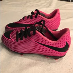 Girls pink size 2Y Nike soccer cleats